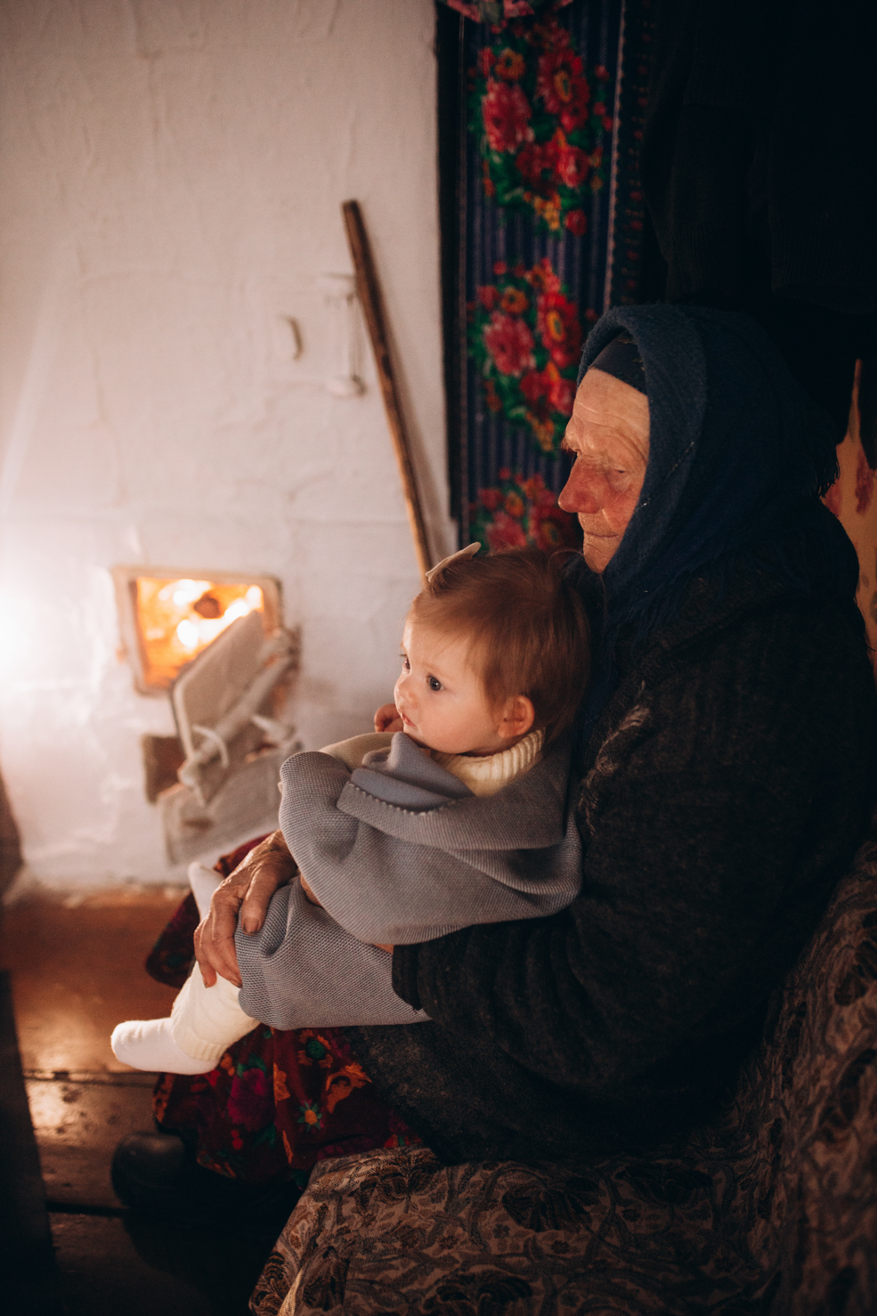 Фотосессия маленькой солигорчанки Сафины с прабабушкой Ниной Ильиничной