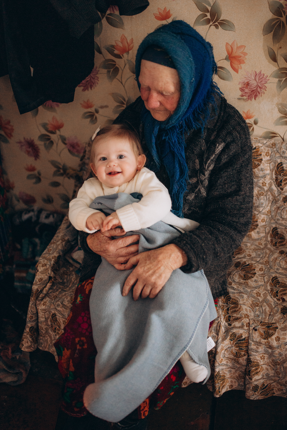 Фотосессия маленькой солигорчанки Сафины с прабабушкой Ниной Ильиничной