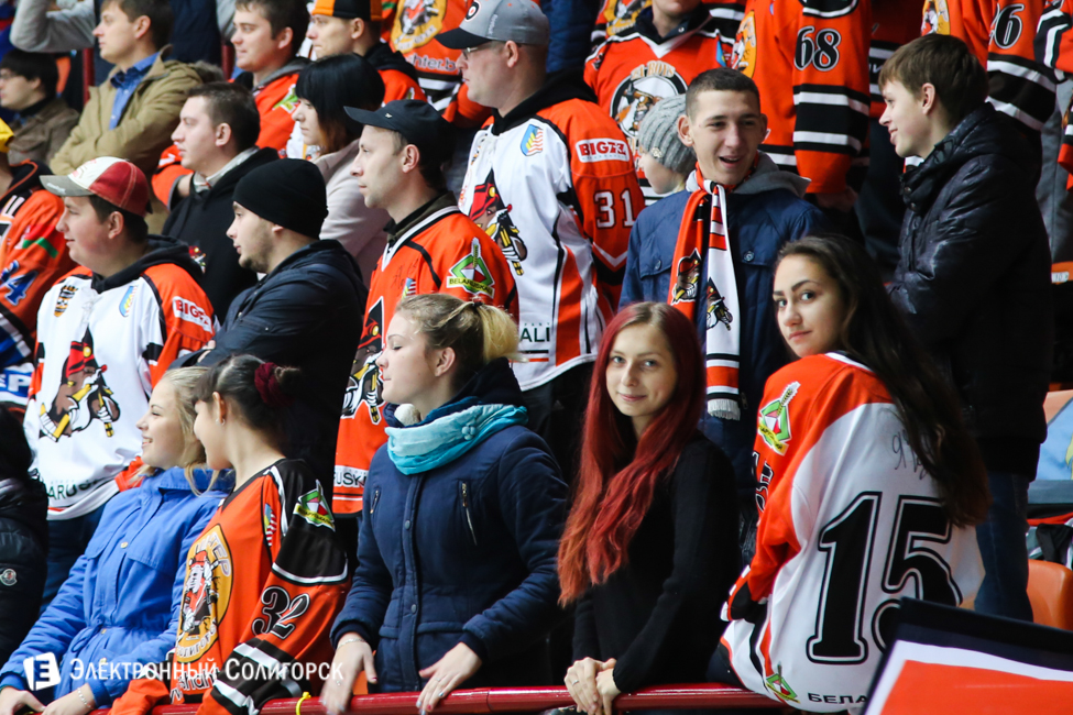 болельщицы ХК Шахтер